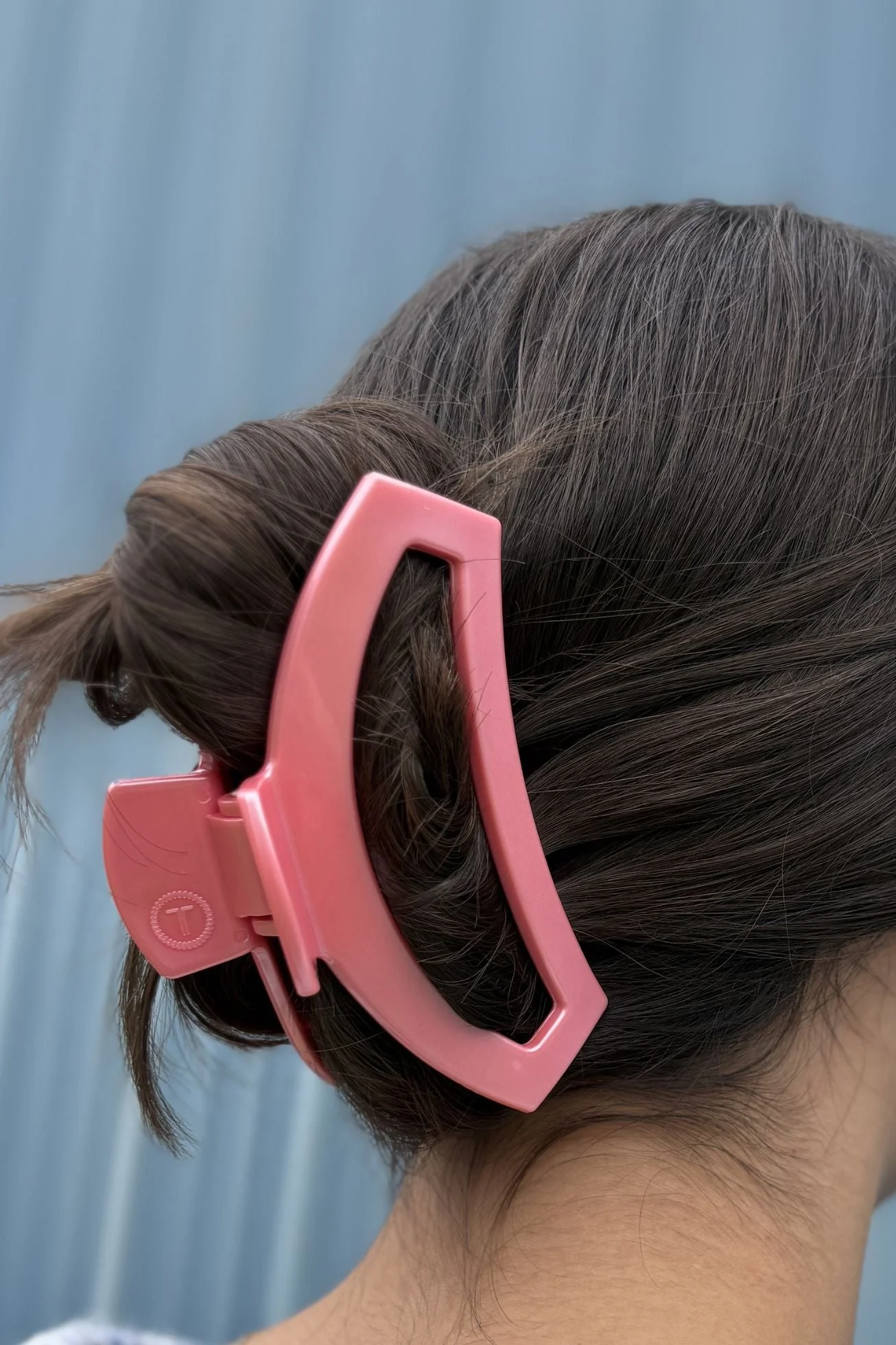 Open Calming Coral Large Claw Hair Clip - Image 4