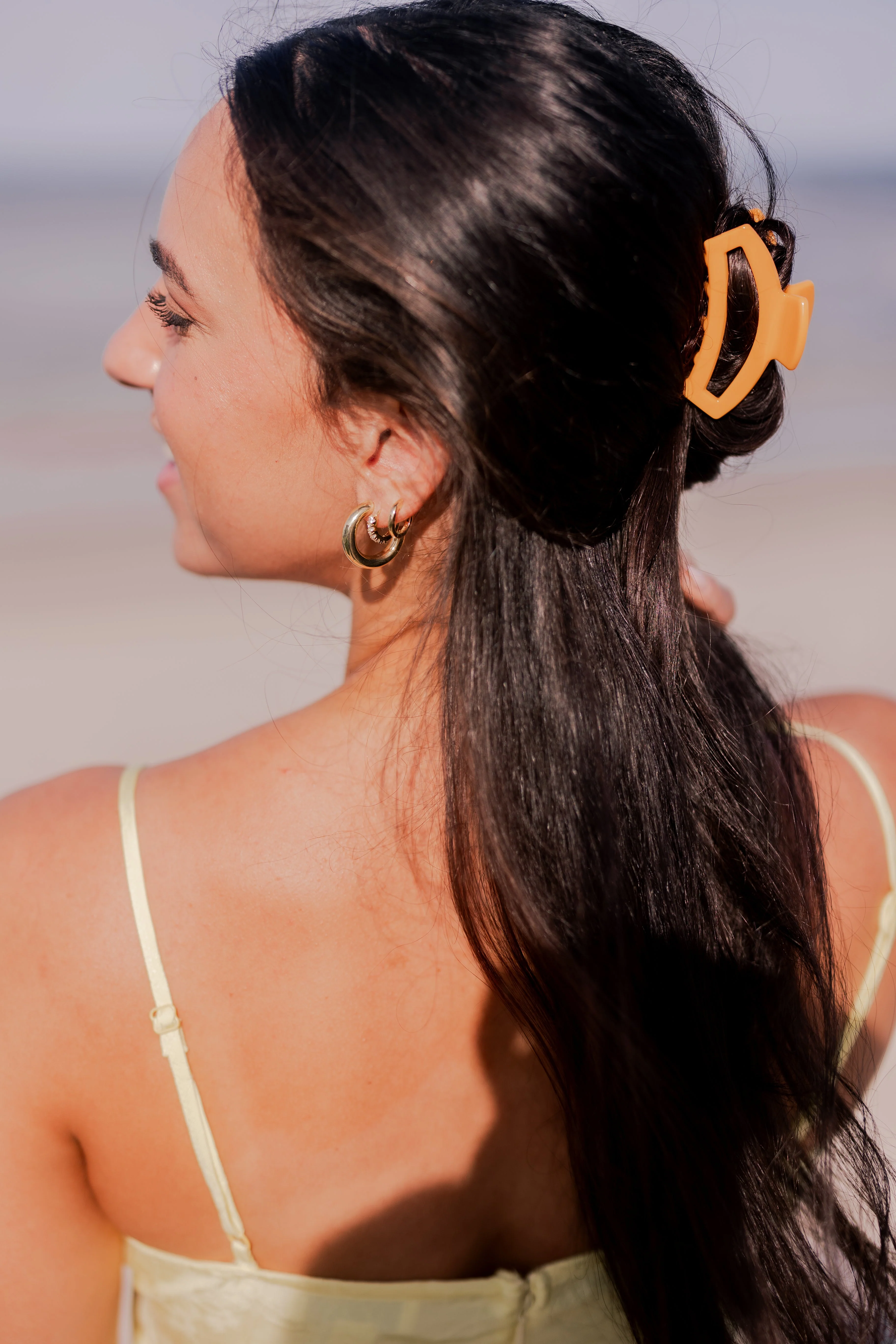 Open Mango for it! Small Claw Hair Clip - Image 4